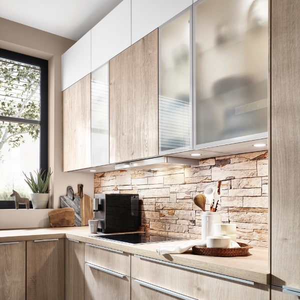 Exposición de muebles de cocina en forma cerámicas